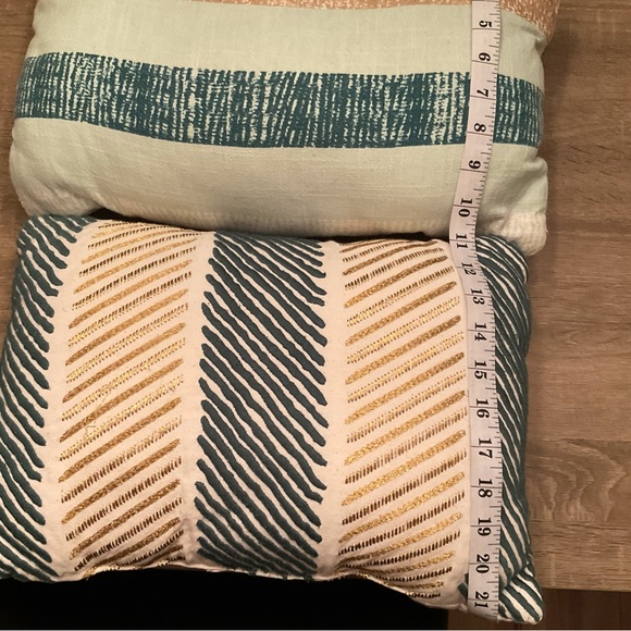 👋🏽 Last Chance👋🏽 Throw Pillow set (3) teal, gold, white - Picture 5 of 7